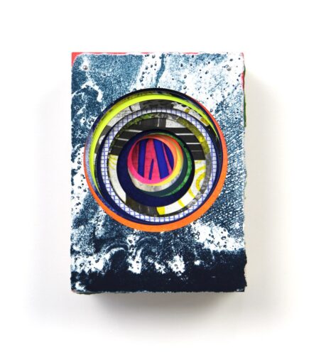 Stack #2 (2024); gemengde techniek op papier en hout; 14,8 x 10,5 x 6,5 cm 