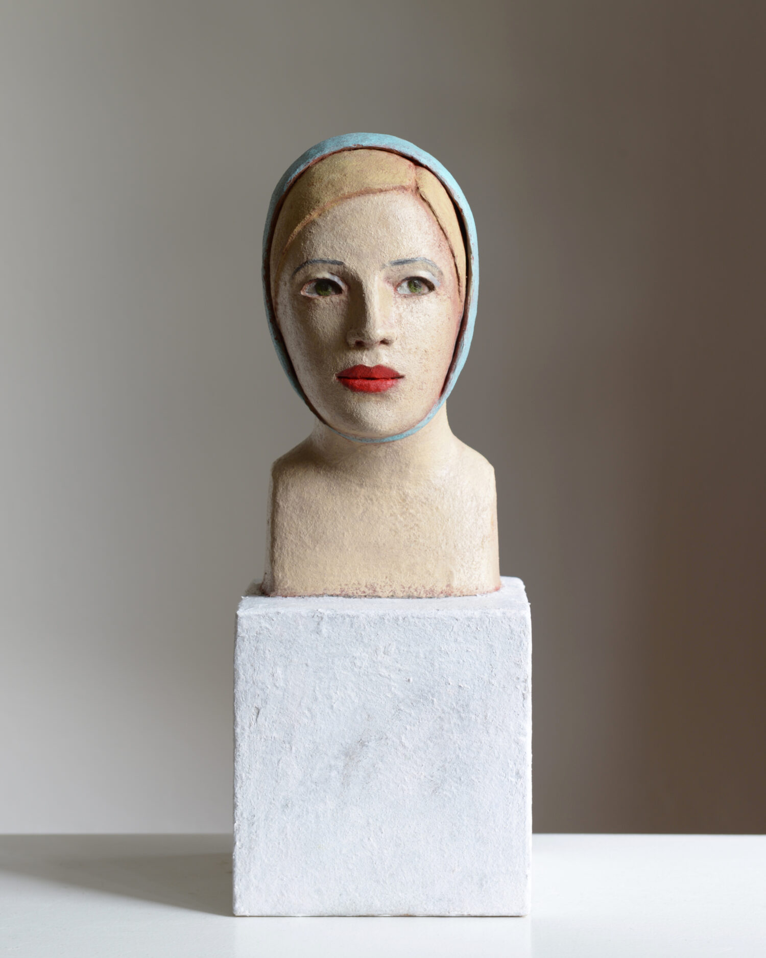 Annette Meincke-Nagy, Mit tuerkis Kappe, 2024, papier, kwarts, zand, pigmenten en olie, 39 x 15 x 16 cm