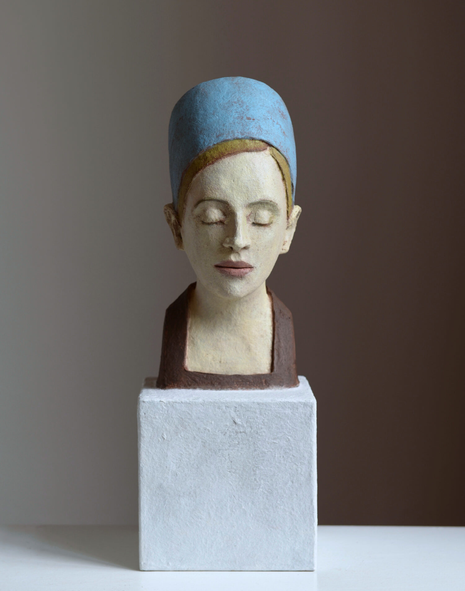 Mit blauer Kappe (2025); paper, glue, quartz sand, pigments, oil; 42 x 15 x 15 cm; 2.100,00€