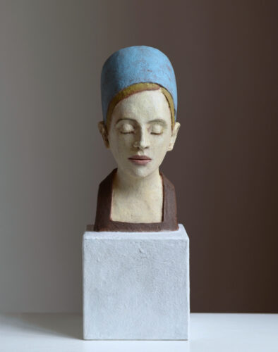 Mit blauer Kappe (2025); paper, glue, quartz sand, pigments, oil; 42 x 15 x 15 cm; 2.100,00€