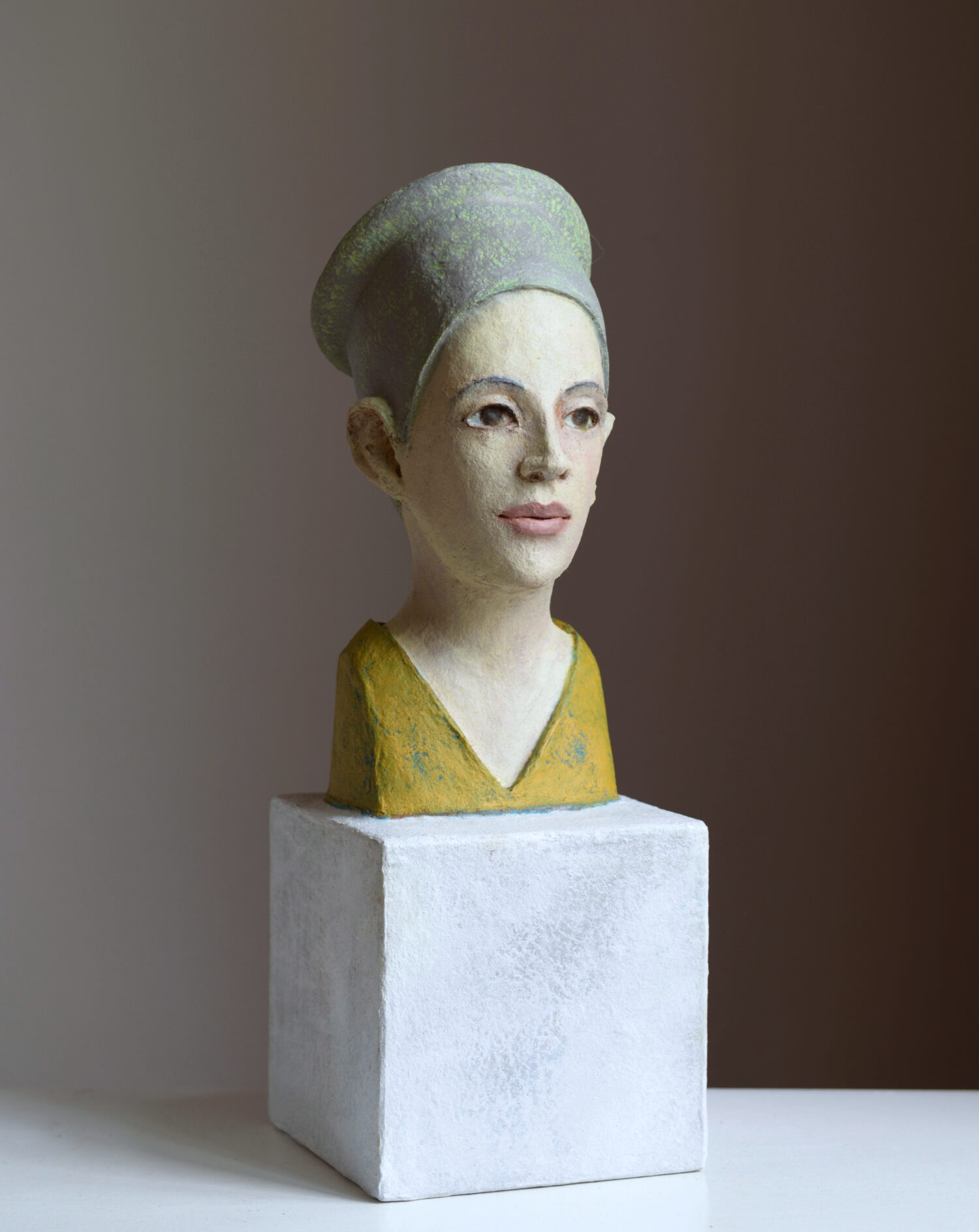 Mit grauer Kappe (2025); paper, glue, quartz sand, pigments, oil; 42 x 15 x 15 cm; 2.100,00€