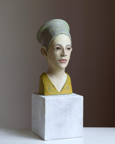 Mit grauer Kappe (2025); paper, glue, quartz sand, pigments, oil; 42 x 15 x 15 cm; 2.100,00€