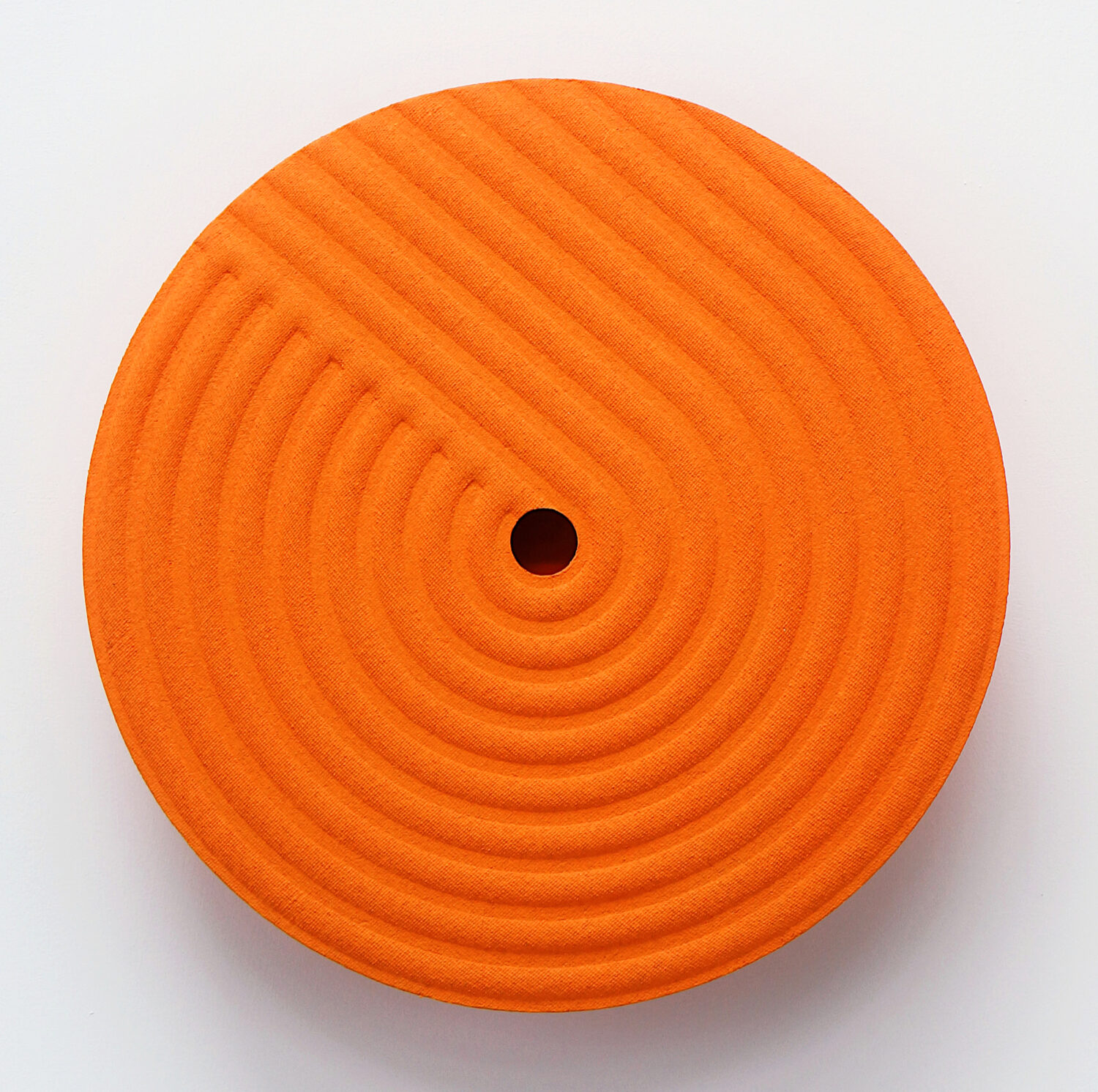 Reinhard Woellmer, Struktur radial oranje, Nr. 2-3, 2024, gekleurd papier-mache, 33 x 3,5 cm