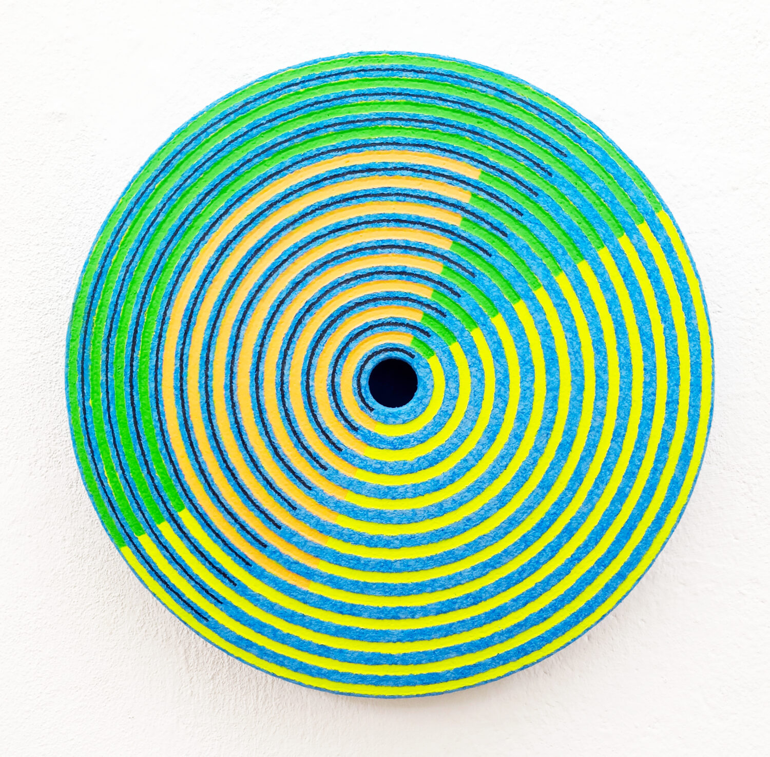Struktur radial Radar (2022); colored papier-mâché, acrylic; t = 4,5, Ø 29 cm; Edition 1/8 650,00€