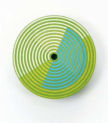 Struktur radial Radar (2024); colored papier-mâché, acrylic; t = 4,5, Ø 29 cm; Edition 2/2; 650,00€